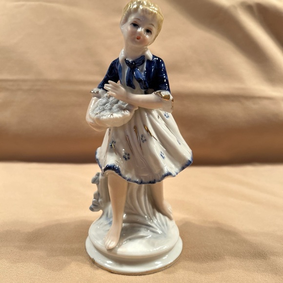 Porcelain figurine lady with berries. 7“ x 3“ blue and white. - Picture 2 of 11